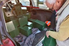 Aanvoer van getimmerde en geschilderde nestkastjes Aanvoer van getimmerde en geschilderde nestkastjes