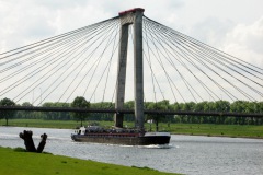 Maas met Heusdense Brug