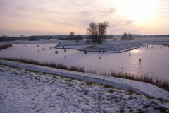 Schaatsen buiten de wallen van Heusden