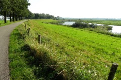 Fietspad over de Zeedijk in Elshout langs de Elshoutse Wielen