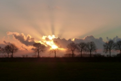 Zonsondergang aan een winterse Zeedijk